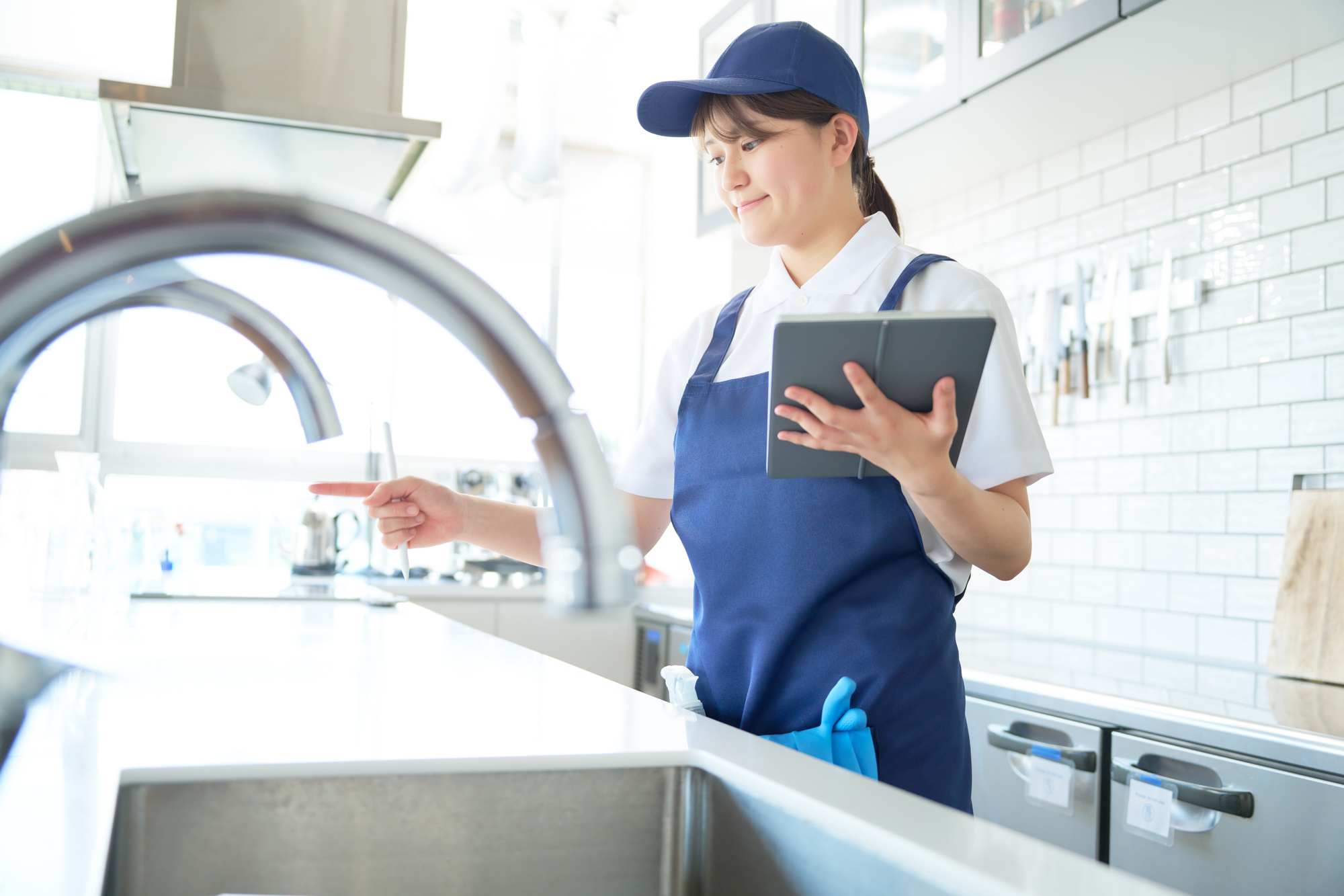 【完全版】飲食店のHACCP（ハサップ）運用ガイド！書類作成の手間を省くアプリ活用と食中毒・PL保険の備えまで徹底解説